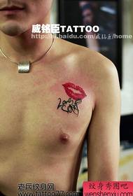 motif populaire de tatouage de lettre imprimée sur la poitrine