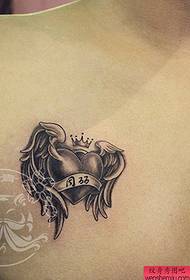 ett bröst älskar vingar tatuering mönster