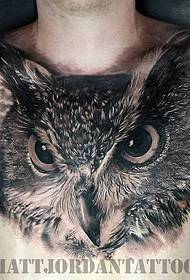 Tatuaggio gufo moda personalità del torace