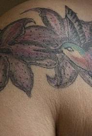 pečių spalvos kolibrio ir didelių gėlių tatuiruotės modelis