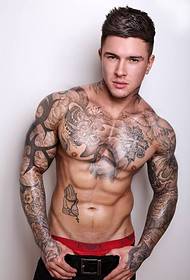 mäns bröst mycket personligt tatueringsmönster