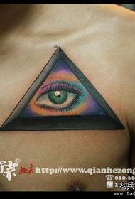 पुरुष समोर छाती अतिशय देखणा क्लासिक त्रिकोण डोळा टॅटू नमुना आहे