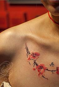 ett främre bröst plommon tatuering mönster