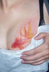 გულმკერდის პატარა და ლამაზი Goldfish Tattoo