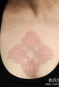 女孩子胸部一幅白色金刚杵纹身图案