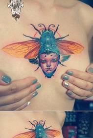 padrão de tatuagem popular inseto pop popular no peito de meninas