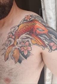 tattoo red mullet mužjak slika ramena lignje na rame
