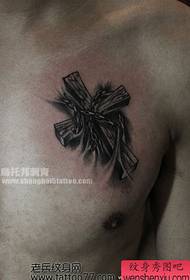 胸部經典流行的十字紋身圖案