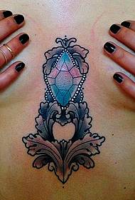 raccomandare un modello di tatuaggio gemma sul petto