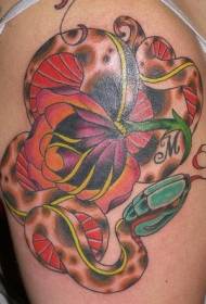 肩部彩色蛇与花朵纹身图案