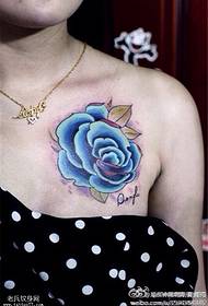 brystfarge rose tatoveringsmønster