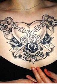 κορίτσι στήθος προσωπικότητα καρδιά αλυσίδα τατουάζ μοτίβο