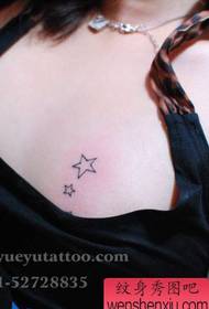 egy egyszerű ötágú csillag tetoválásmintázat a lány mellére