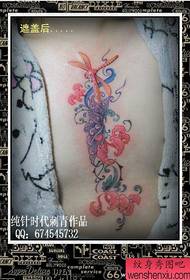 bellissimo tatuaggio floreale sul petto