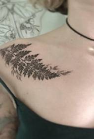 раме симетрична тетоважа девојка раме црни лист тетоважа слика