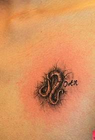um padrão de tatuagem constelação no peito da frente