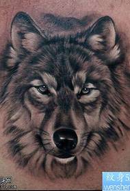 et tatoveringsmønster for et bryst ulvehode