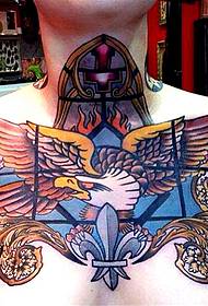 Un famoso tatuaggio d'aquila europeo e americano sul petto