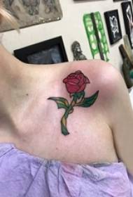 European rosas nga tattoo nga babaye nga abaga kolor kolor nga rosas nga litrato