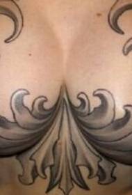 Krūtinė pilna nuoga didelėmis krūtimis grožis asmenybė krūtinės bangos tatuiruotės figūra