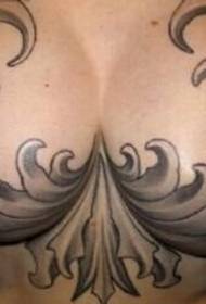 Figura del tatuaggio dell'onda del torace di personalità di bellezza del seno grande nudo completo del petto