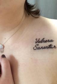 lill keha inglise tätoveering tüdruk õlg must ingliskeelne sõna tattoo pilt