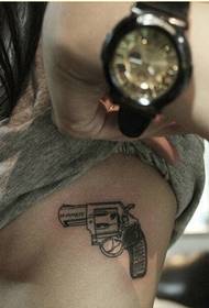 여성 가슴 아름다운 권총 문신 패턴 사진