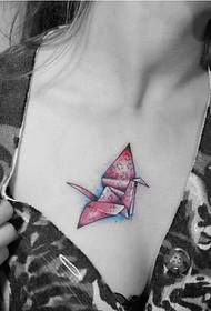 kvinnlig bröst vacker ser färgglad papper kran tatuering bild