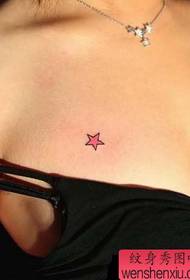 modello di tatuaggio a stella a cinque punte semplice e bello del torace della ragazza