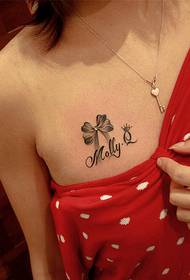 immagine femminile del tatuaggio della lettera di papillon dall'aspetto bello del torace