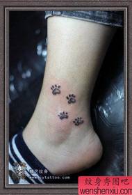 Тату-шоу: красивый и прекрасный след ноги собаки татуировки