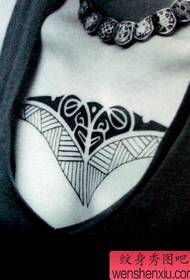 zelo simpatična slika totemskih tetovaže prsnega koša