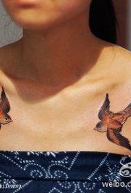 Девојки на градите популарна убава шема за тетоважа со мали ластовички