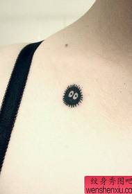 piccolo tatuaggio sul petto carino sole lavoro del tatuaggio