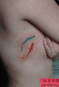 na grudima djevojke lijepo izgleda šareni uzorak tetovaže malih lignji