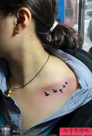 Krása prsa módní ptačí tetování vzor