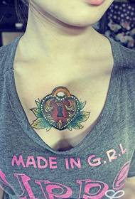 Το στήθος των κοριτσιών εξαιρετικά δημοφιλές μοτίβο τατουάζ κλειδαριές αγάπης
