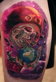svemirska lubanja u boji boje bedara s uzorkom planeta tetovaža