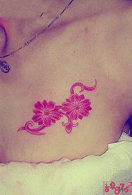 seksualios moters krūtinės subtilios slyvų tatuiruotės nuotrauka