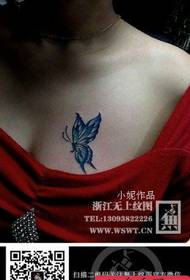 bellissimo motivo a tatuaggio con farfalle sul petto davanti alle ragazze