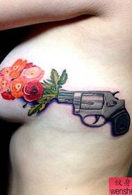 gyönyörű pisztoly virág tetoválás a mellkason