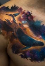 jongens schouder geschilderd sterrenhemel kleine dieren walvis tattoo foto's