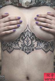 kvinde brystet punkt form Blonder tatoveringer deles af tatoveringsmuseet