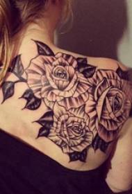 ragazza tatuaggio spalla posteriore immagine tatuaggio spalla nera sulla spalla posteriore