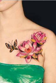 seksikäs nainen rinnassa kaunis kaunis perhonen tatuointi lootuskuva