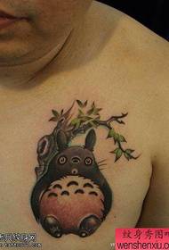 ko'kragi Totoro tatuirovka ishlari tatuirovka namoyishi bilan o'rtoqlashadi