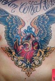 patrón de tatuaje de corazón y alas súper guapo en el pecho delantero masculino