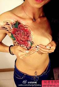 nainen rinnassa väri pioni tatuointi toimii