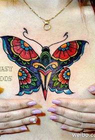 ženský hrudník farebný motýľ tetovanie vzor