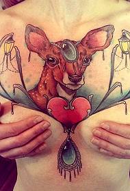 Pokaż popularny wzór tatuażu jelenia w klatce piersiowej